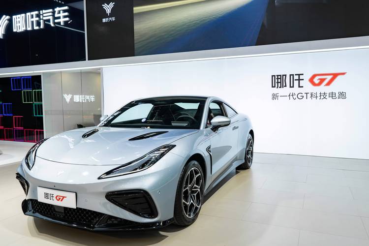 成都91哪吒汽车在智能汽车领域的表现，领途汽车在新能源汽车市场中的影响力